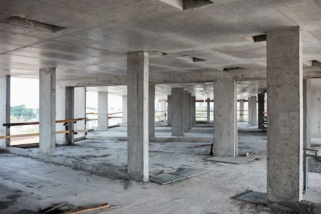 Interior de una nave industrial, fábrica o galpón de grandes dimensiones con actividades operativas.