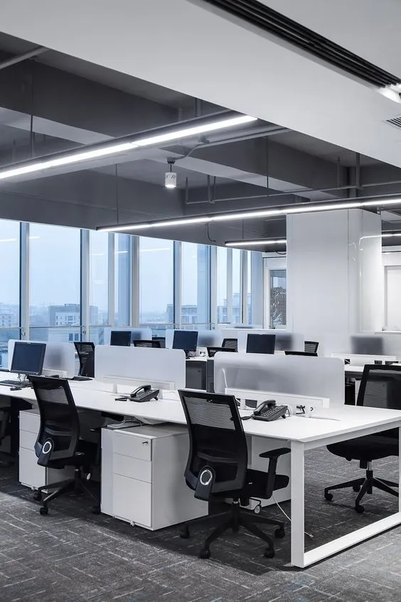 Oficina corporativa moderna, luminosa y profesional, con espacios de trabajo impecables.