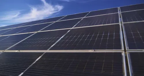 Instalación fotovoltaica de gran escala con paneles solares.
